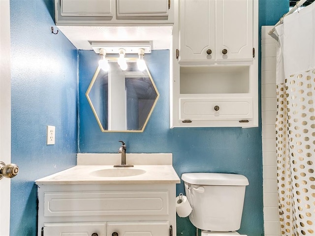 bathroom featuring a shower with curtain, vanity, and toilet