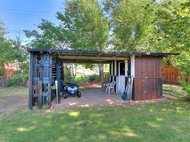 view of outbuilding featuring a carport and a lawn