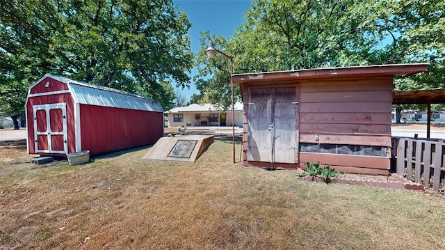 view of yard with a storage unit