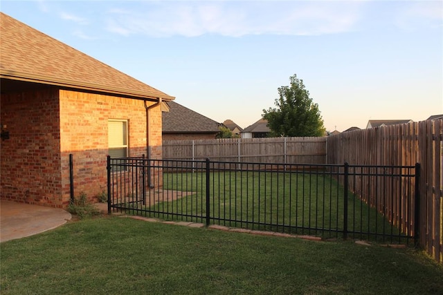 view of yard at dusk