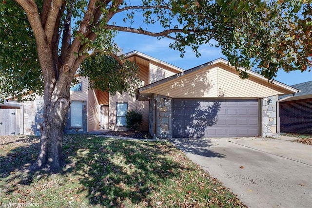 view of front facade featuring a garage