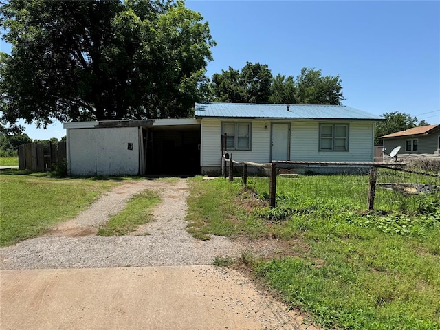 view of front facade featuring a carport