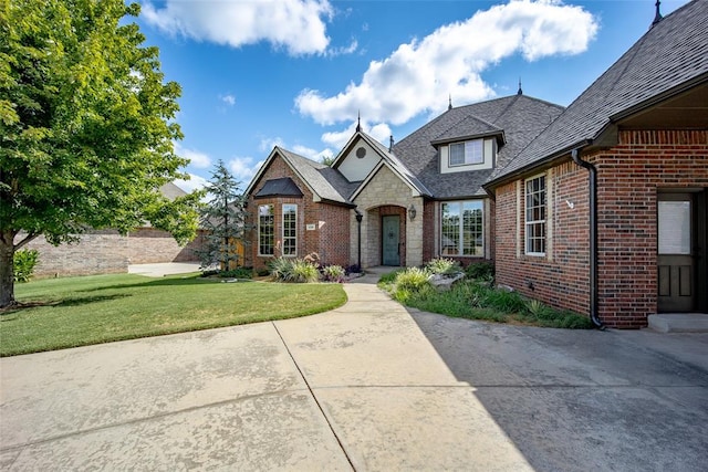 view of front of property featuring a front lawn