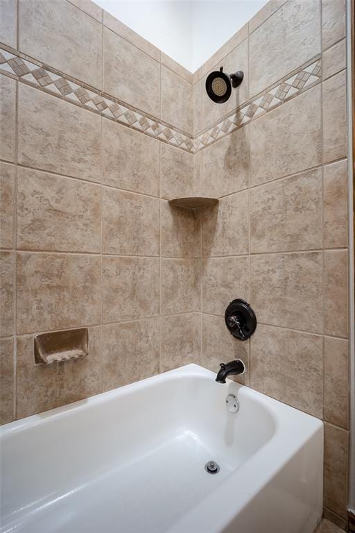 bathroom featuring tiled shower / bath combo