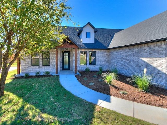 view of front of home featuring a front yard