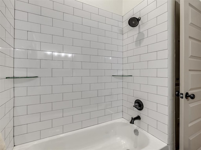 bathroom with tiled shower / bath