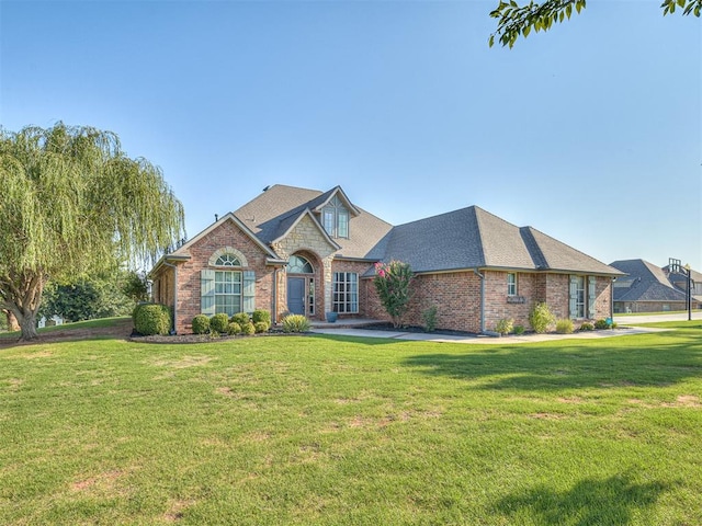 view of front of property with a front yard