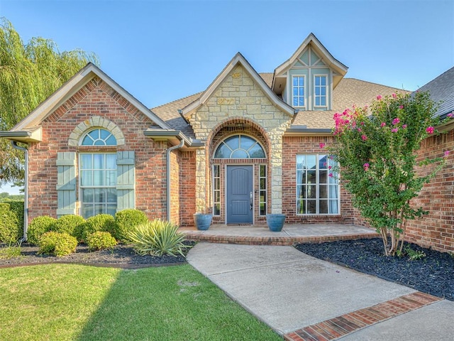 view of front of house with a front lawn