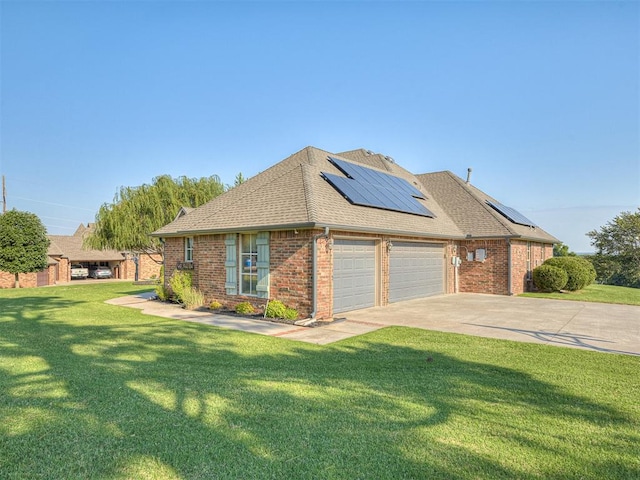 view of front of house featuring a front yard and solar panels