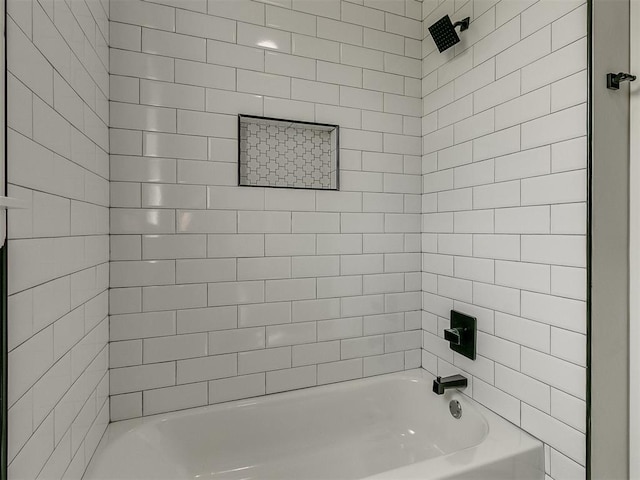 bathroom featuring tiled shower / bath combo