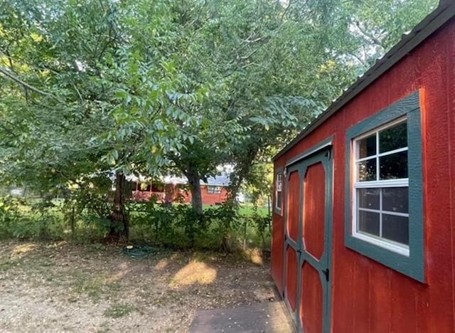 view of yard featuring a storage unit