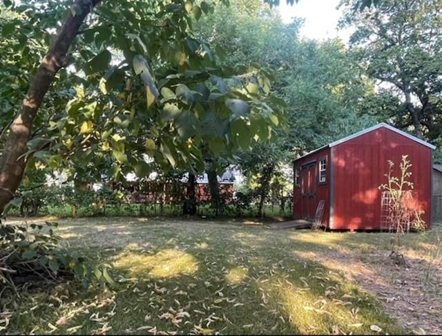 view of yard featuring a shed