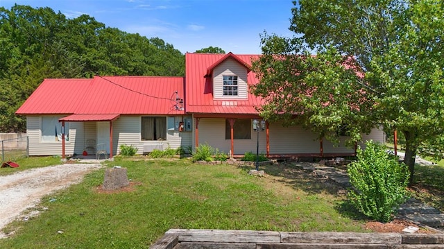 view of front of home with a front lawn