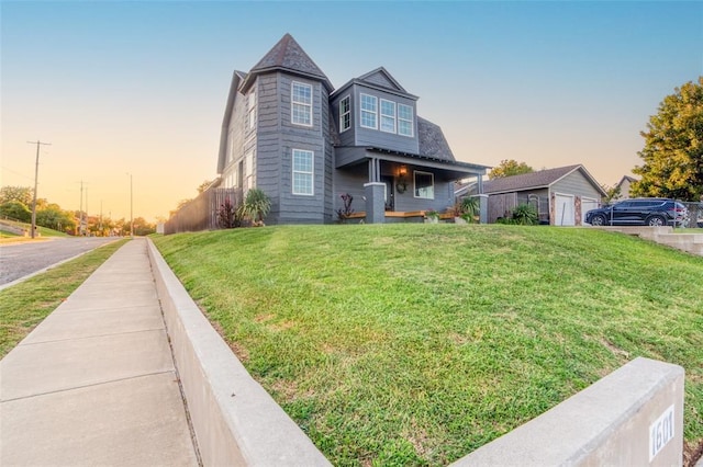 view of front of home featuring a lawn