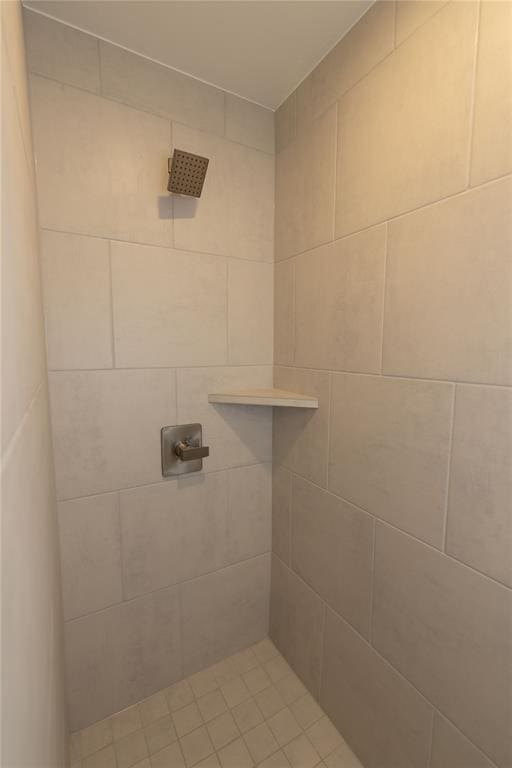 bathroom featuring a tile shower