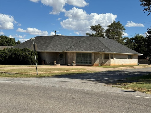 ranch-style home featuring a front yard