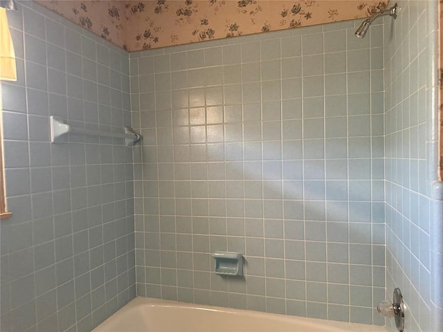 bathroom featuring tiled shower / bath