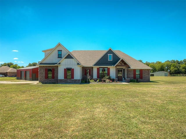 view of front of property featuring a front lawn