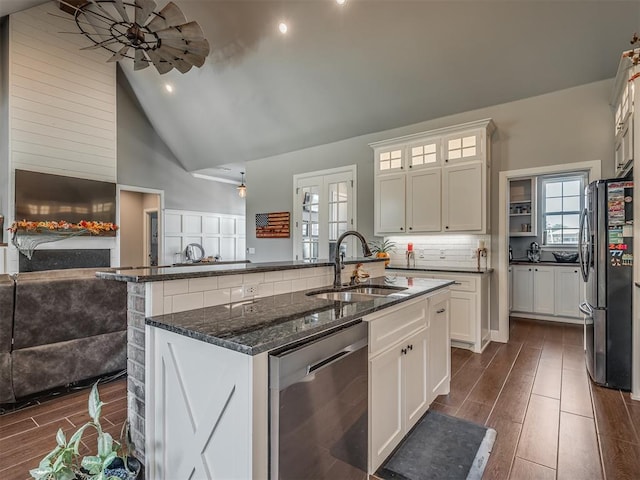 kitchen featuring stainless steel appliances, dark wood-type flooring, sink, a center island with sink, and high vaulted ceiling