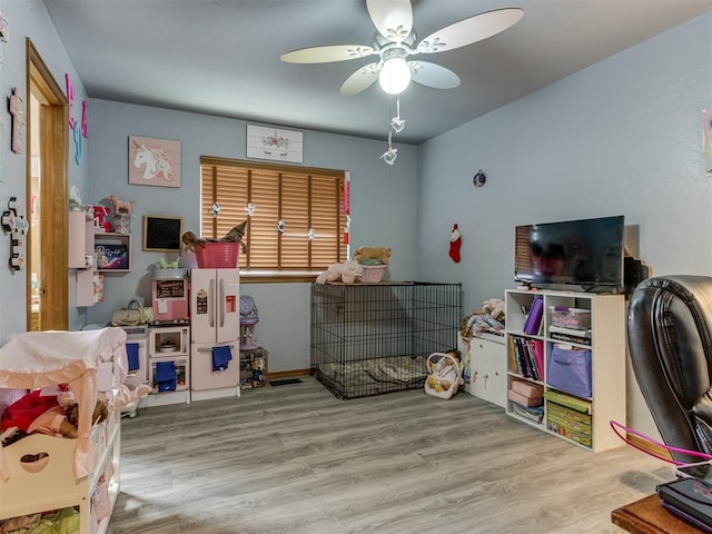 rec room featuring light wood-type flooring and ceiling fan