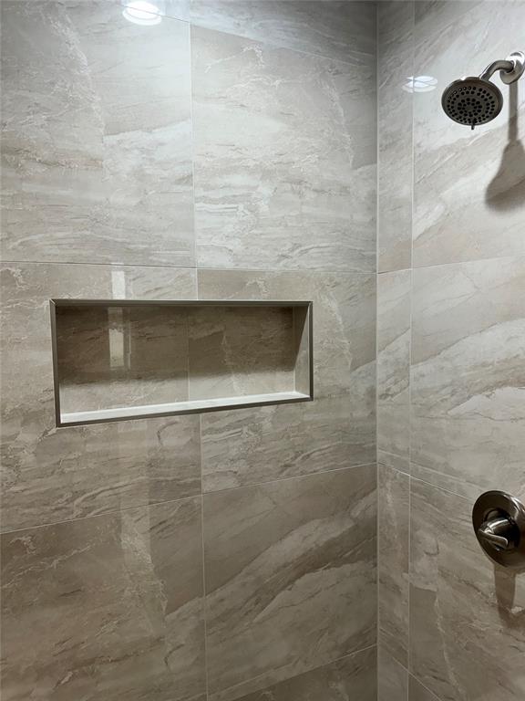 bathroom featuring tiled shower