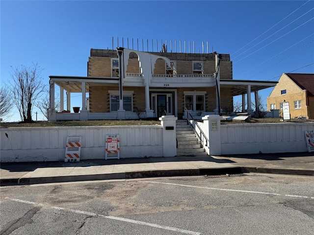 view of front of house featuring a porch and a fenced front yard