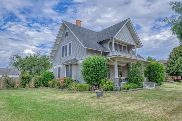 view of front facade featuring a porch and a front lawn