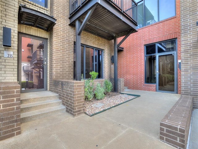 entrance to property featuring a balcony