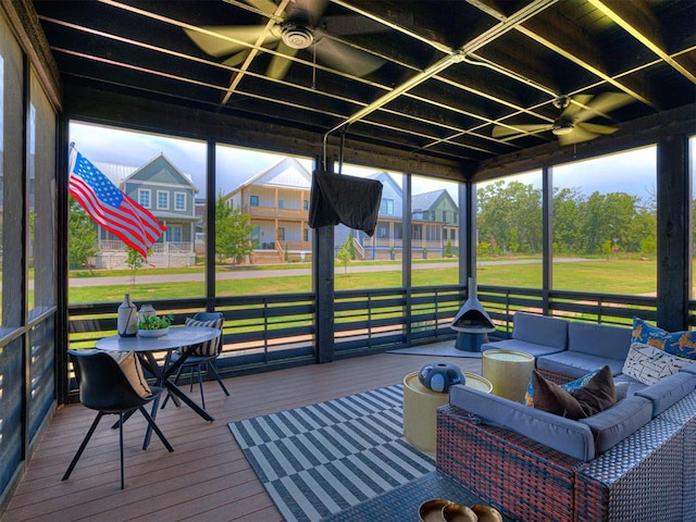 sunroom with ceiling fan