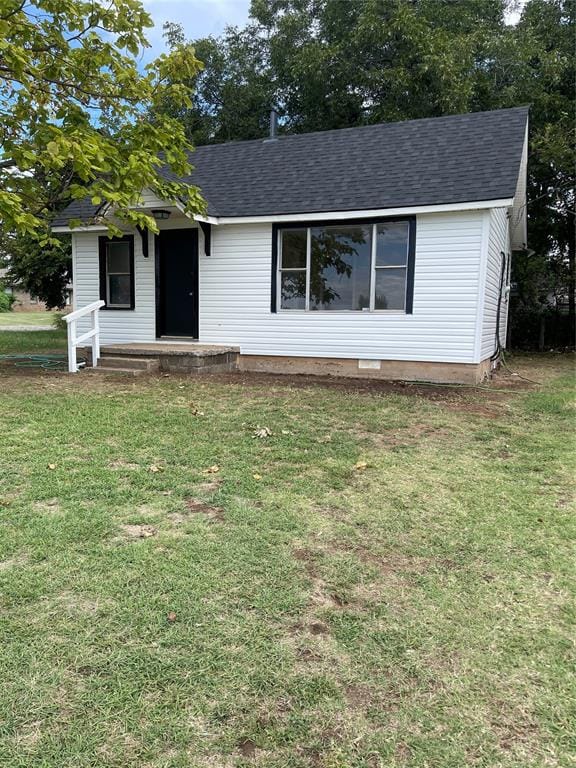 view of front of property featuring a front lawn