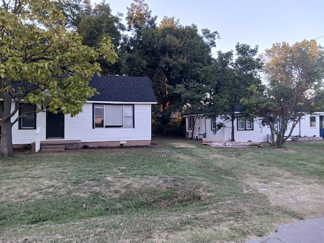 view of front facade with a front lawn