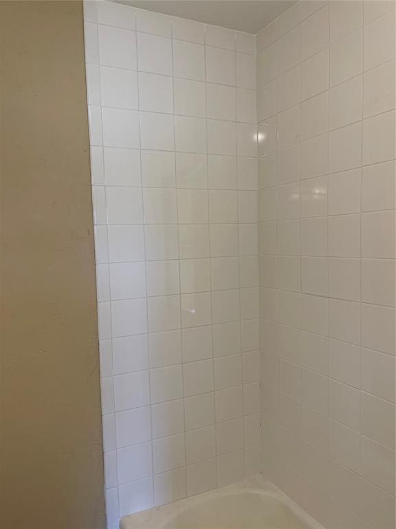 bathroom featuring tiled shower / bath combo