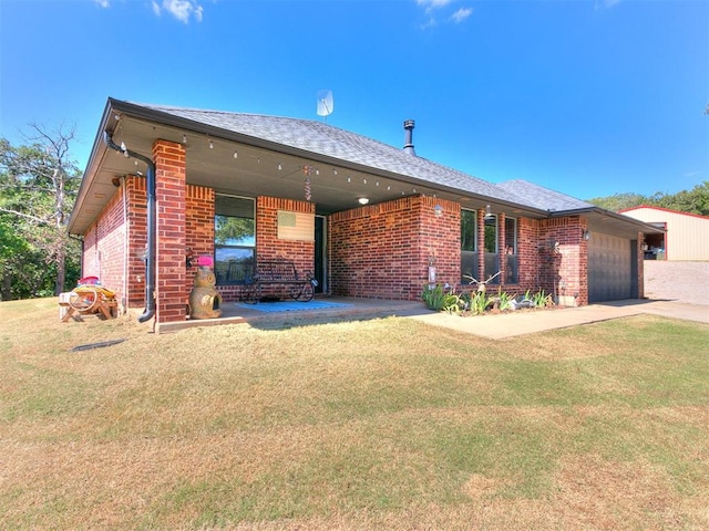 view of front of property featuring a carport, a front yard, and a garage