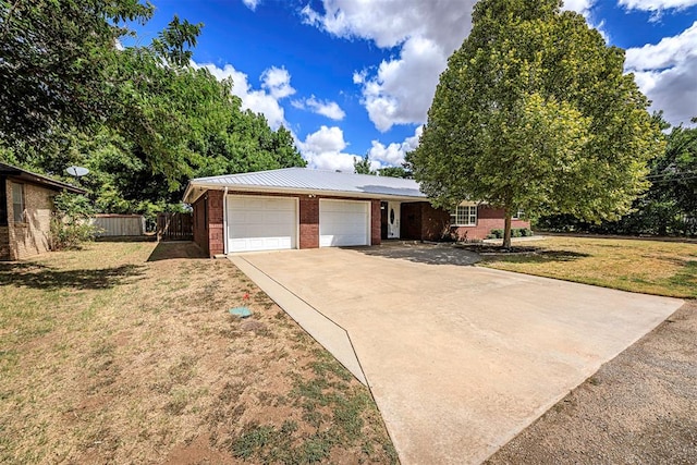 view of front of house featuring a front lawn