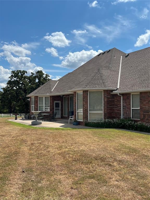 view of front of house featuring a front yard and a patio area