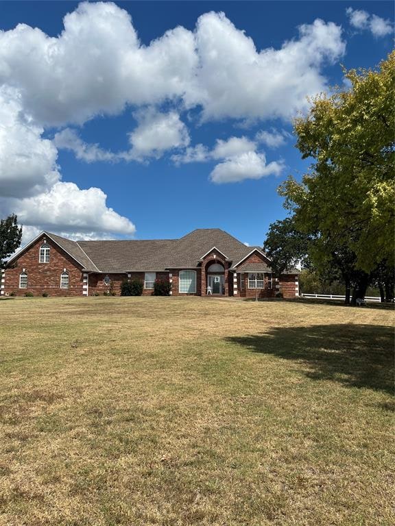 view of front of home featuring a front lawn