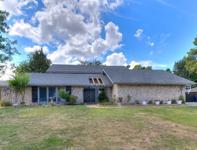 single story home featuring a front yard