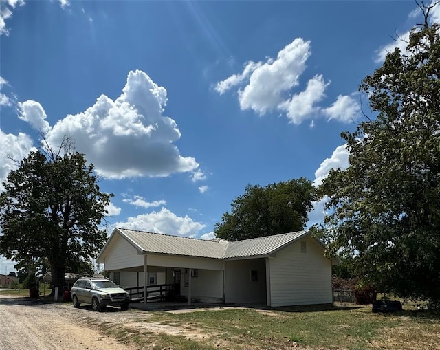 view of front of house with a front lawn