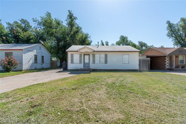 ranch-style home featuring a front lawn