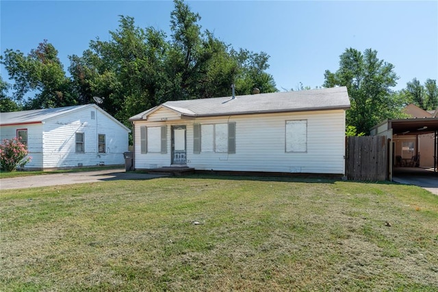 ranch-style home featuring a front lawn