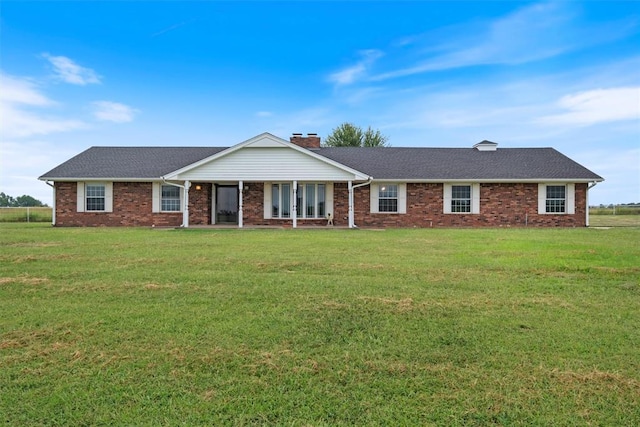 ranch-style home featuring a front lawn