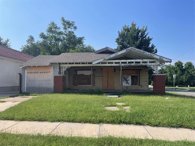 view of front of property featuring a porch and a front lawn