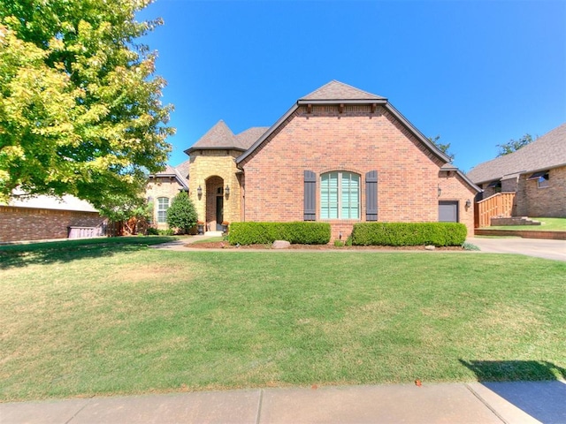 view of front of home featuring a front yard