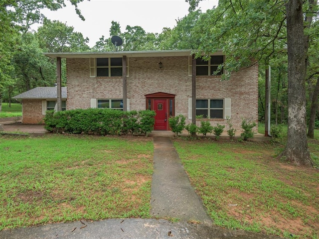 view of front of home featuring a front yard