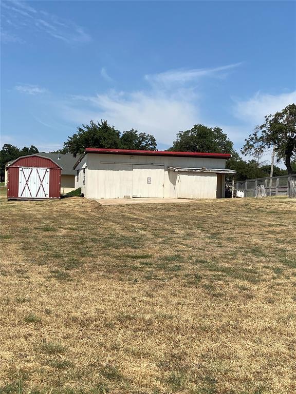 view of yard featuring a storage unit