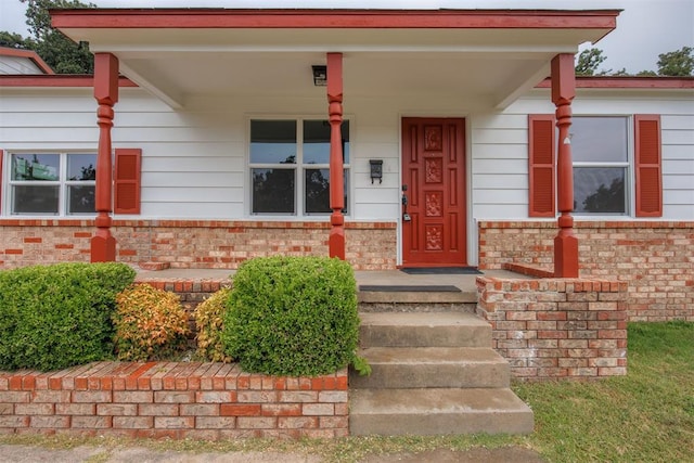 property entrance with covered porch