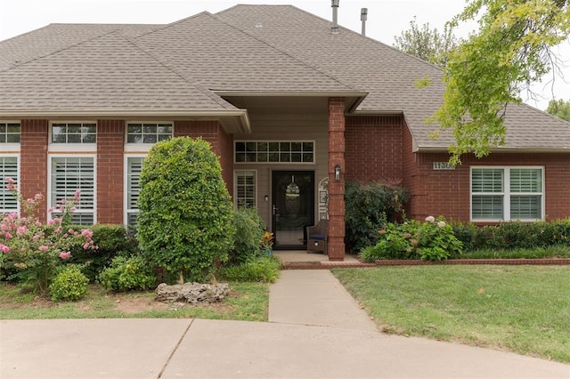 view of front facade featuring a front lawn