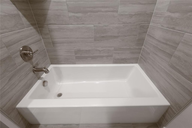 bathroom featuring tiled shower / bath