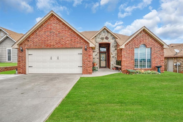 view of front of house featuring a front lawn and a garage