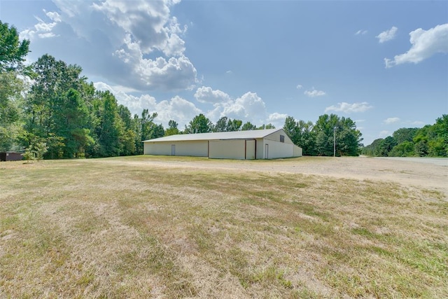 view of yard featuring an outdoor structure